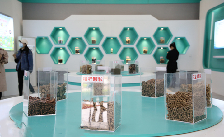 阳信县利民公司展厅内展示的午夜福利WWW在线观看生物质颗粒燃料