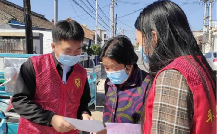9月2日，镇里的工作人员正在给村民宣传生物质清洁取暖的好处，从经济、环保、安全、高效、便捷等方面向群众详细介绍，并向现场群众和过往行人发放《生物质颗粒炉具政策解读及安装明白纸页》，对群众关心关注的问题进行答疑解惑。